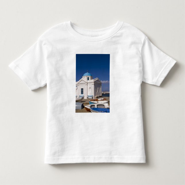 Vita kyrkan på stranden nära Egeiska havet på T-shirt (Framsida)