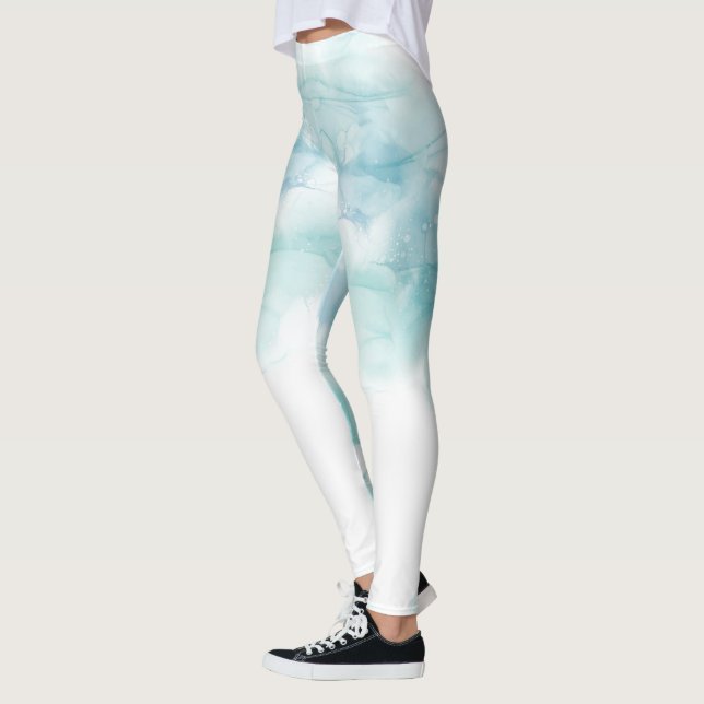 Vita leggings har en mjuk akvarelldesign  (Vänster)