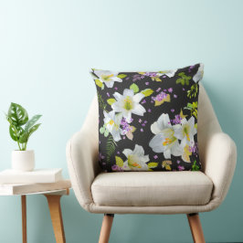 Vita liljor på svart blommig mönster kudde