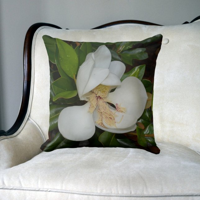 Vita Magnolia Blommar Blommigt Grönt och Vit Kudde (Skapare uppladdad)