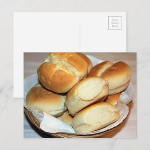Vita middagsbullar i en brödkorg Fotografi Vykort
