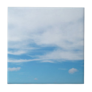 Vita moln från Blå himmel på sommardagen Kakelplatta