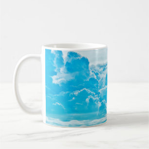 vita moln och ljusa bakgrunder i blå himmel, pano kaffemugg
