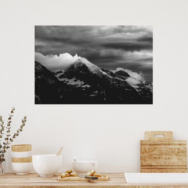 Vita moln över de mörka bergen poster (Kök)