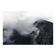 Vita moln över mörken rocky mountains