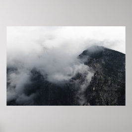 Vita moln över mörken rocky mountains poster