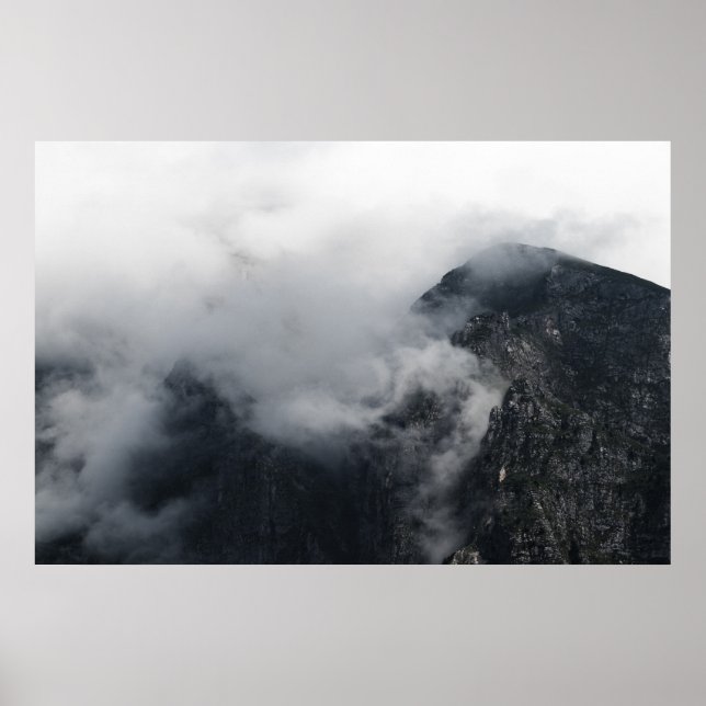 Vita moln över mörken rocky mountains poster (Framsidan)