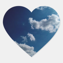 Vita moln på mörk blått himlar