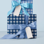 Vita nordiska bläckfiskynglingen Mönster Presentpapper<br><div class="desc">Ett klassiskt vintermotiv från sticka-våten isle-sötare får en modern vändning med denna pixelerade snöflinga mönster i blått och vitt. Lägg dina helgdag i en varm och glad förpackning papper för att få helgdag till vänner och familj. Om marin blå och vit inte är din sak kan du enkelt ändra bakgrunden...</div>