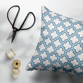 Vita och Baby blue trellis, Lattice, Quatrefoil Prydnadskudde