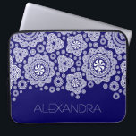 Vita och blå Retro Ornate Circles-Monogram Laptop Fodral<br><div class="desc">Vita slumpmässiga cirkulärer och stjärnor mönster på mörk blått bakgrund. Finns på andra produkter.</div>