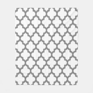 Vita och Grått Ikat Quatrefoil Reversiable Mönster Fleecefilt