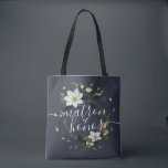 Vita och Guld Blommigt Utandning Bröllop Honor Mat Tygkasse<br><div class="desc">Matron of Honor Bröllop Tote Bag Templates - Elegant Black White and Guld Blommigt Wandeans. Dessa utformningar kan vara Personlig för ditt särskilda tillfälle och skulle vara Perfekt för Bröllop,  Möhippa,  Förlovningsfest,  Födelsedagsfest och många fler särskilda tillfällen.</div>