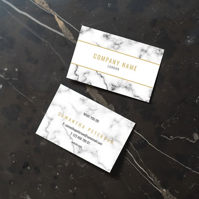 Vita och guld lyxmarmoreffekter visitkort (Elegant white and gold business card with a marble design, featuring a minimalist layout on marble)