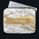 Vita och Guld Marble med guldolja och Glitter Laptop Sleeve<br><div class="desc">Vita och Guld Marble med guldblomma och Glitter Elegant Monogram Namn Sleeve. Den här sleeven kan anpassas så att den omfattar ditt första namn.</div>