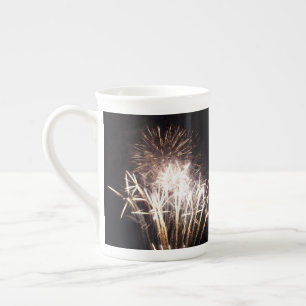 Vita och gyllene fyrverkerier I Patriotisk firande Benporslin Mugg
