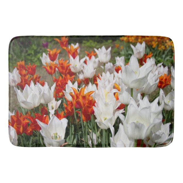 Vita och ingertulpaner i trädgården badrumsmatta (Framsidan)