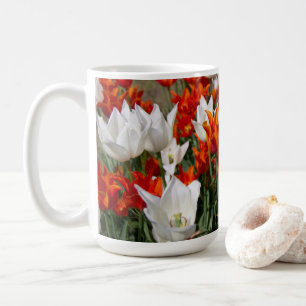 Vita och ingertulpaner i trädgården kaffemugg