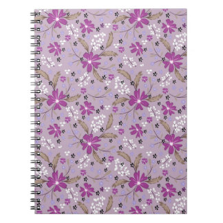 Vita och lila blommor på en blek lila bakgrund anteckningsbok