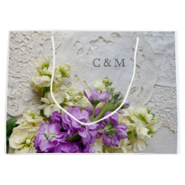 Vita och lila blommor på gamla snöre