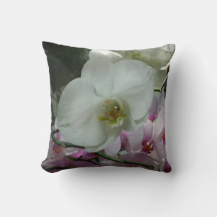 Vita och Lila Orchids Kudde