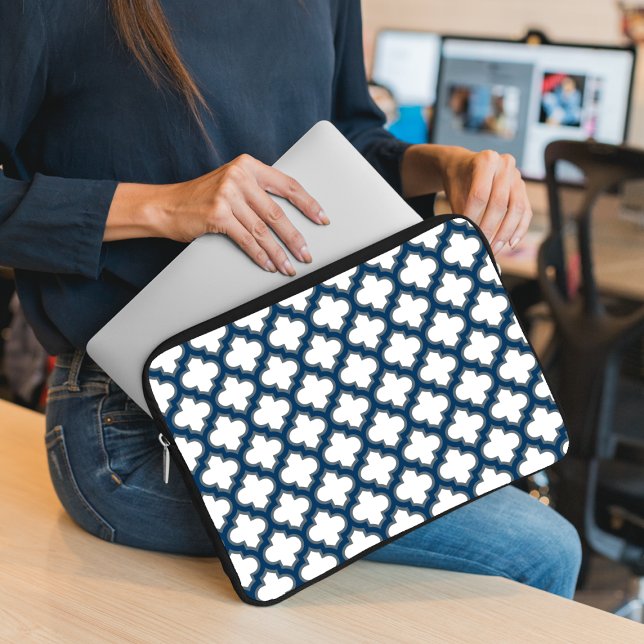 Vita och marinblå trellis, Lattice, Quatrefoil Laptop Fodral (Skapare uppladdad)