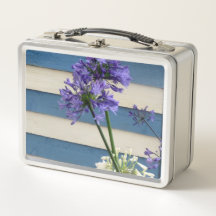 Vita och Mauve Allium Flowers på Rand