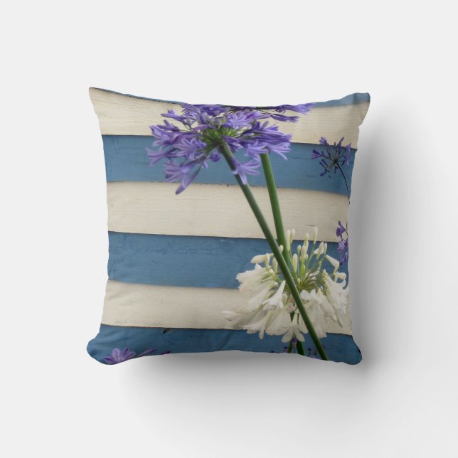 Vita och Mauve Allium Flowers på Rand Kudde (Framsida)