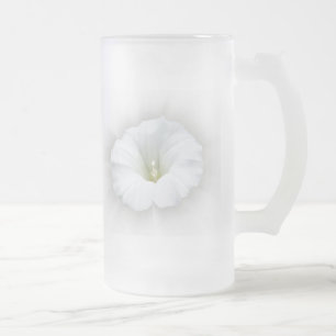 vita och nyanser av grått frostat ölglas