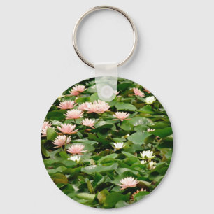 Vita och Peach Vatten Lilies i dammen Nyckelring