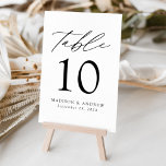 Vita och svarta moderna Elegance Bröllop Bordsnummer<br><div class="desc">Trendig, minimalistiskt kort för bröllop-bordsnummer med svart, modern text med "Bord" i det moderna kalligrafiskriptet. Utformningen har en vit bakgrund eller en valfri färg. Utformningen upprepas på baksidan. Så här beställer du korten för bord: lägg till ditt namn, datum för bröllop och bordsnummer. Lägg till varje nummer i din kundvagn...</div>
