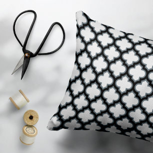 Vita och svarta trellis, lattice, quatrefoil prydnadskudde