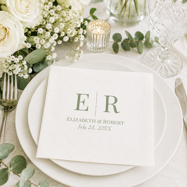 Vita & Olivgröna Minimalistiska Monogram Bröllopss Pappersservett (White & Olive Minimalist Monogram Wedding Napkins on a wedding dinner table with flowers)