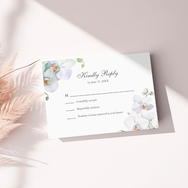 Vita Orchids-Bröllop OSA med modern Elegant Tack Kort (Modern Elegant White Orchids Wedding RSVP Card on a sunny white table with dry flowers.)