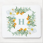 Vita orkidéer och Kumquats Tropical Monogram Musmatta<br><div class="desc">Tropical blommigt monogram mousserande. Den har vattenfärgstryck som illustrerar vita orkidéer,  kumquat och grön. Anpassa genom att lägga till en egen början. Denna blommigt monogrammuskulatur är perfekt som en personlig gåva.</div>