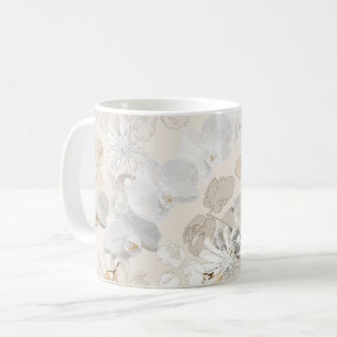 Vita orkidéer på lätt grädde kaffemugg