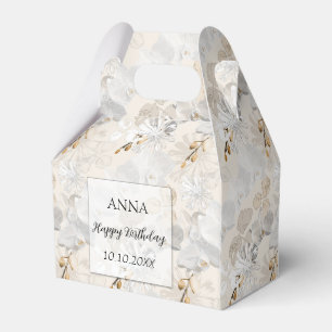 Vita orkidéer på lätt grädde presentaskar