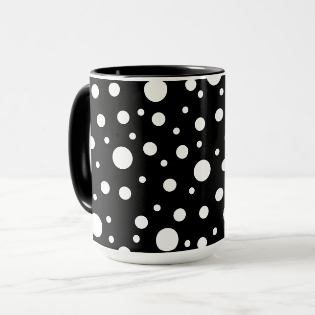 Vita på Black Polka Dot Mönster Mugg (Framsida vänster)