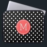 Vita på svart polka-prickar korallrött accenter laptop sleeve<br><div class="desc">Elegant vit polka-dot mönster över anpassadets svarta bakgrund färg. Kornröda cirklar accentuerar anpassadet och valfritt monogram.</div>