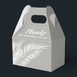 Vita palmblad på silver Gable presentaskar<br><div class="desc">Presentaskar med vita palmblad på silver bakgrund. Perfekt för alla tillställningar,  födelsedagsfest,  bröllopsfest,  förlovningsfest,  pensionsfest,  bröllop och mer. Klicka på Anpassa för att ändra bakgrundsfärg,  typsnitt och lägga till text. Se inbjudningar och MATCHANDE artiklar i vår butik ---> http://bit.ly/2UyWIVj <---</div>