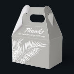 Vita palmer på silvergavelfavoritlådor presentaskar<br><div class="desc">Favoritlådor med vita palmblad på silverbakgrund. Perfekt för alla fester,  födelsedagsfester,  bröllopsdusch,  förlovningsfest,  pensionsfest,  bröllop och mer. Klicka på ANPASSNING för att ändra bakgrundsfärg,  teckensnitt och lägga till text. Se inbjudningar och MATCHANDE artiklar i vår butik ---> http://bit.ly/2UyWIVj <---</div>