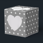 Vita pärlor på Grått Presentaskar<br><div class="desc">Vitt hjärta med nylodrat namn och vita pärlor på grått bakgrund. Bakgrunden till färg kan ändras.</div>
