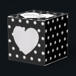 Vita pärlor på svart presentaskar<br><div class="desc">Vit hjärta med nygifta namn på svart och vit pärlmönster.
Bakgrundsfärgen kan ändras.</div>