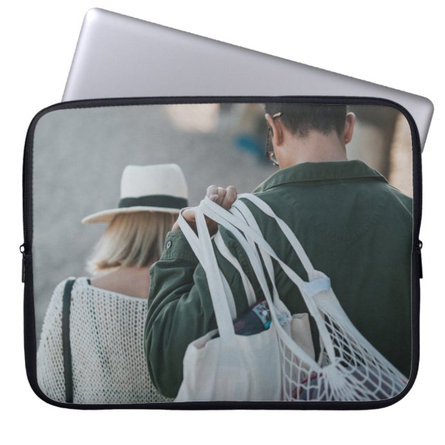 Vita påsar som bärs av människa laptop fodral (Framsidan)
