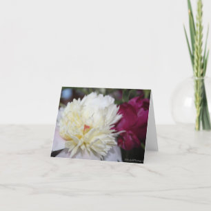 Vita pioner med röda blommor till mors dag helgkort