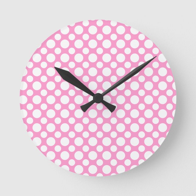 Vita polka-punkter på Rosa Wall Clock Rund Klocka (Framsida)