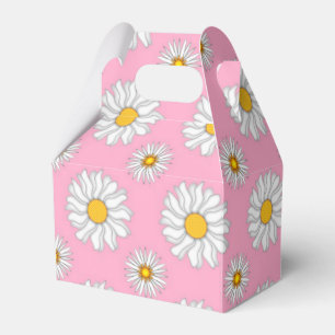 Vita prästkragar på het rosa presentask