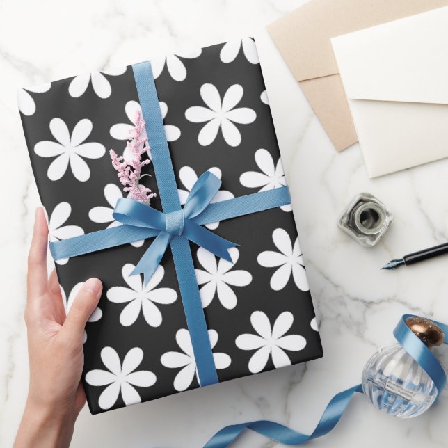 Vita prästkragar på svart presentpapper (Gifting)