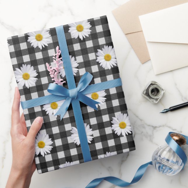 Vita prästkragar på svart-vit gingham presentpapper (Gifting)