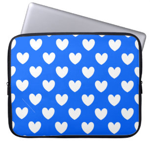 Vita prickhjärtan på blå laptop sleeve